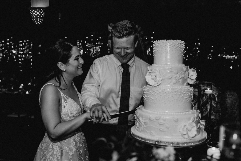 bride and groom cutting wedding cake at Hacienda Siesta Alegre venue 